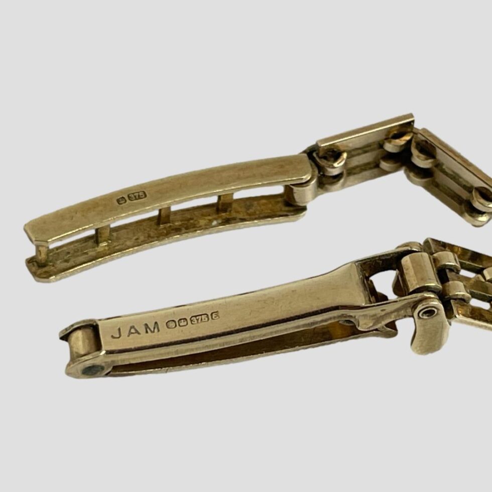 Close up photo of the hallmark on both ends of the clasp area.