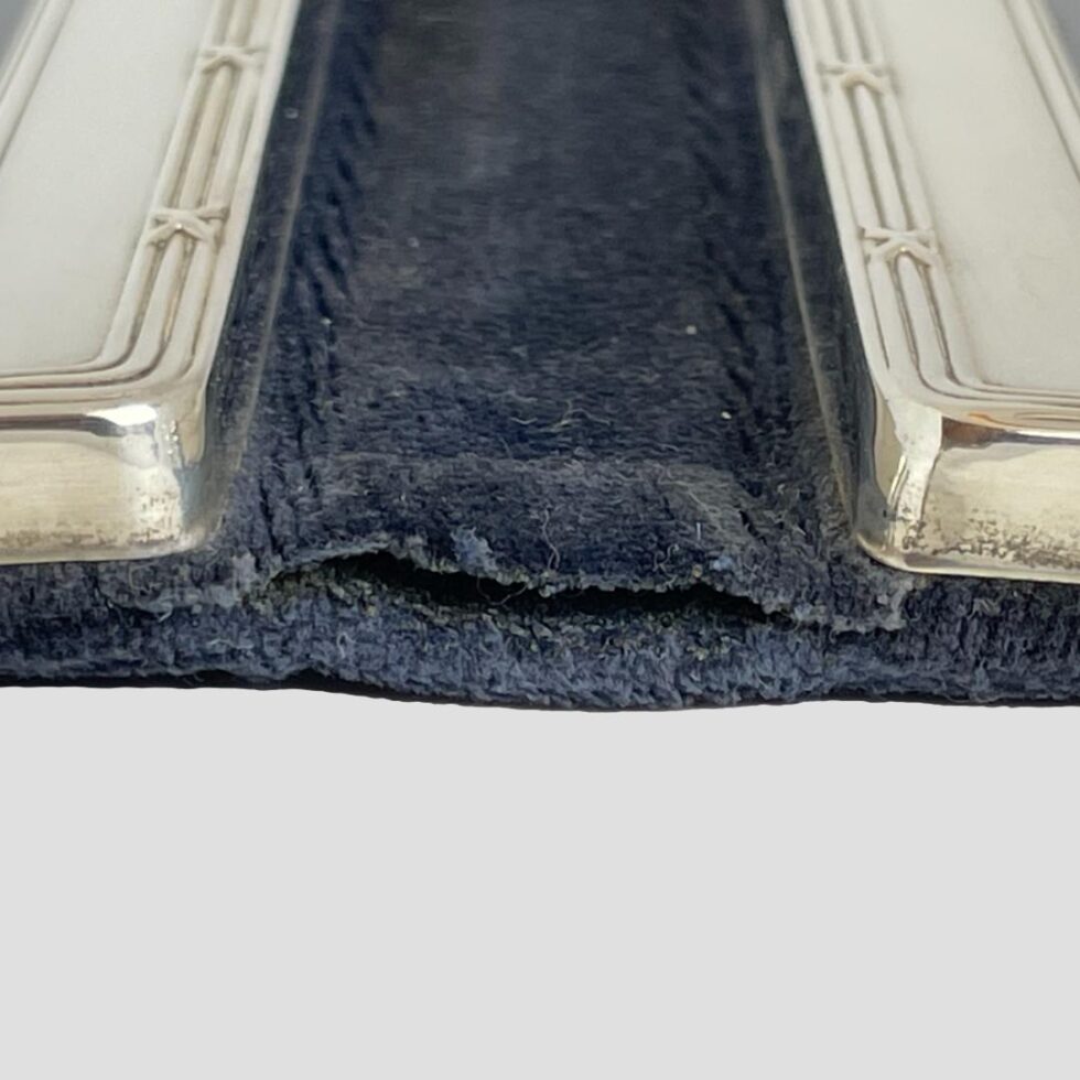 Close up photo of the wear in between the 2 frames at the top. The velvet is a little loose here owing to the opening closing of the frame - this should be easy to fix with a little fabric glue!