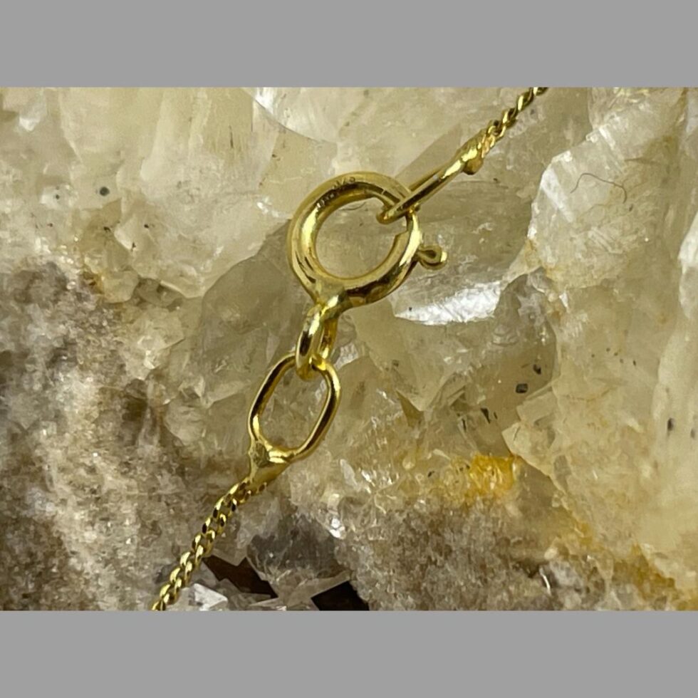 Close up photo of the hallmark on the chain clasp.