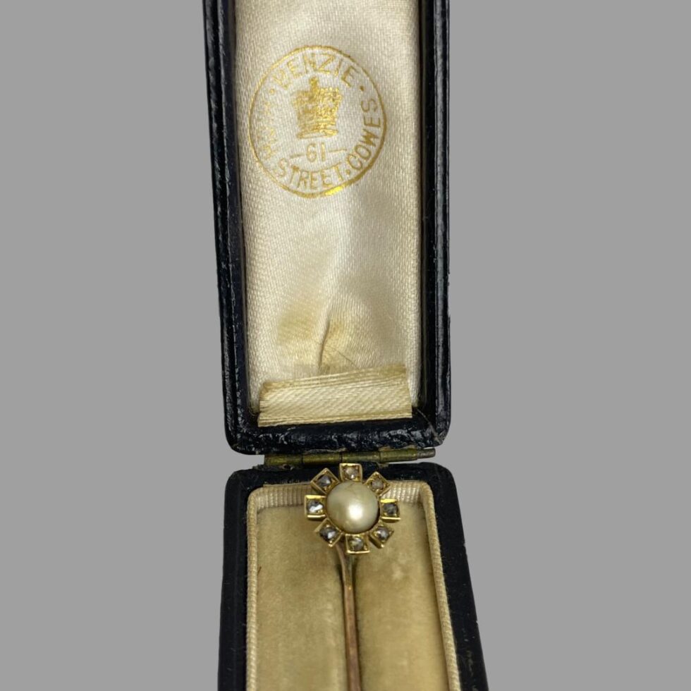 A closer up photo of the flowerhead and the sellers gilt stamp.