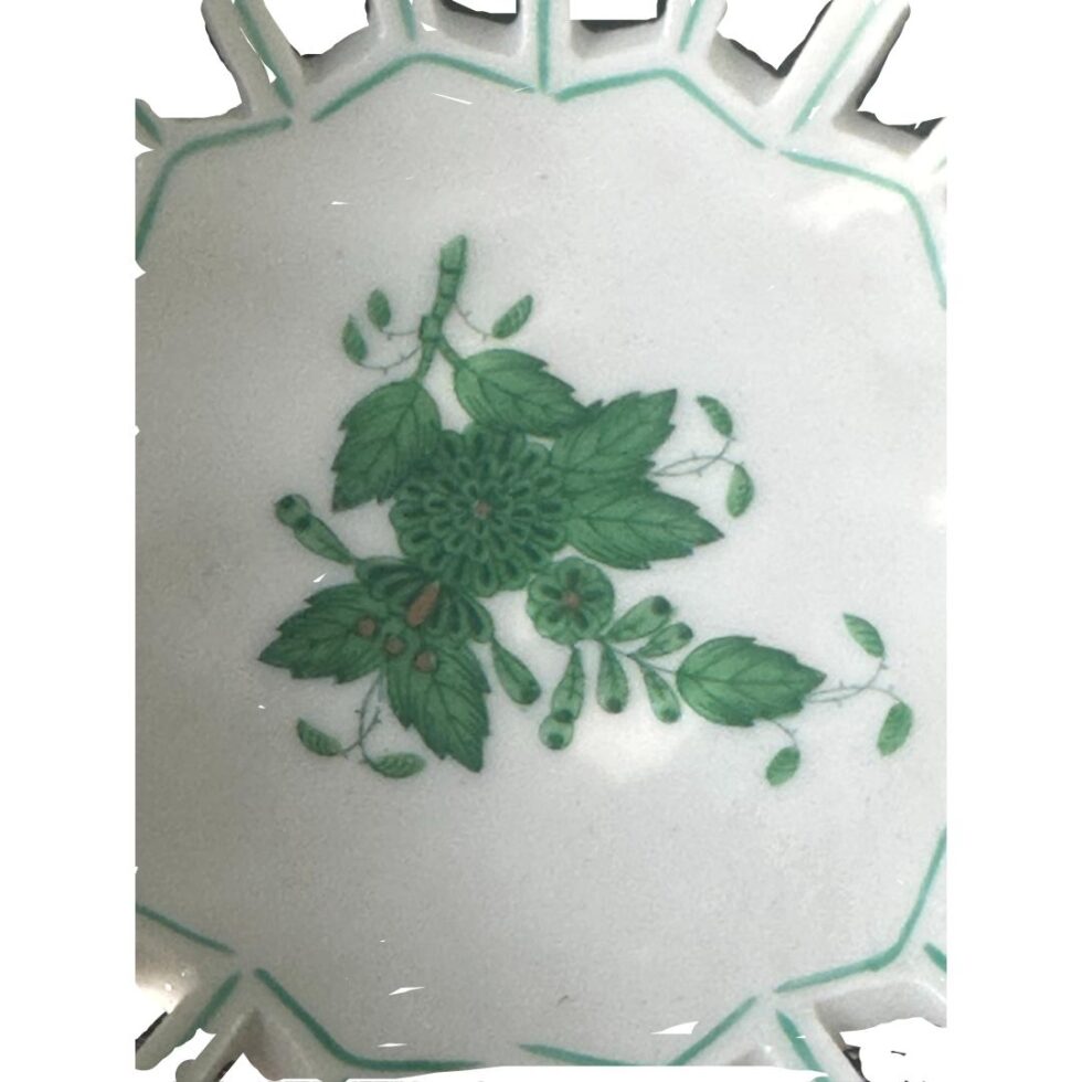 Close up photo of the hand-painted ivy detail to the centre of inside bowl.