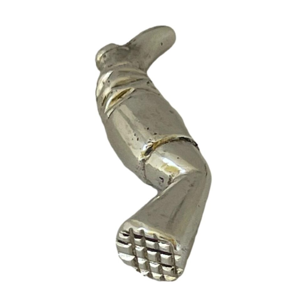 Photo of the tamper end of leg tamper which is marked like a meat tenderiser. The angles of the leg joints have been cleverly placed to assist in smooth holding of the tamper whilst tampering!