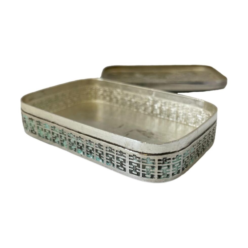 Photo of box with lid removed and placed to the back.