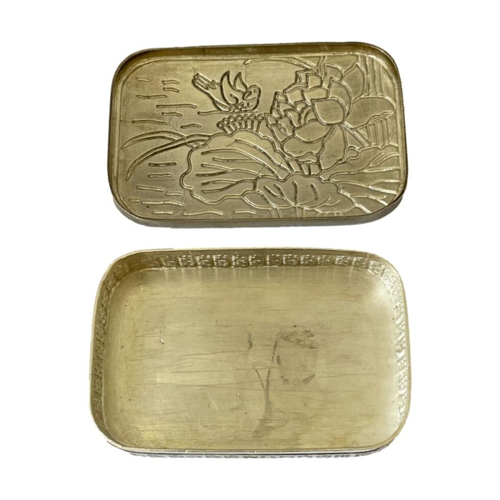 Photo looking down at the interior of both the box and the lid. The lid being above the box base.