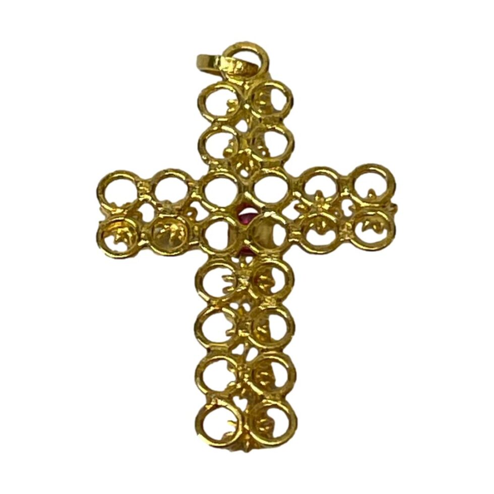 Photo of the back of the cross showing the many small rings joined together.
