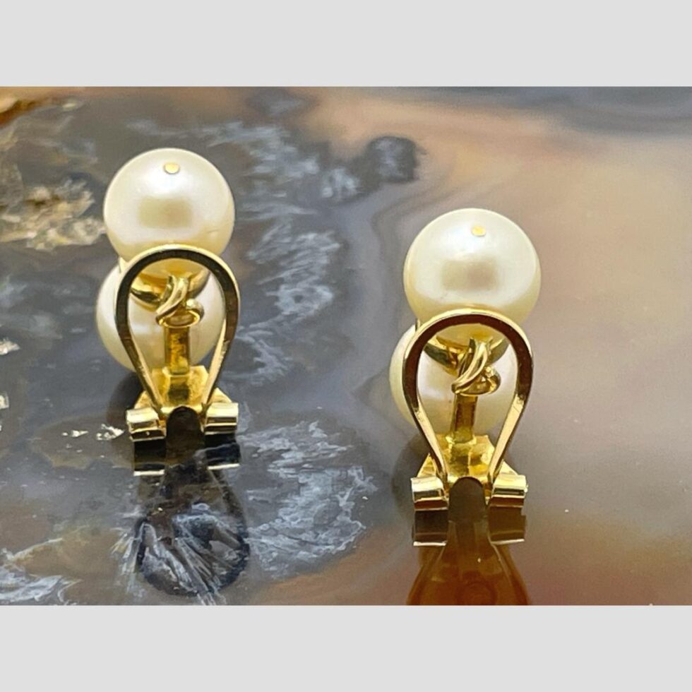 Photo of the back of gold & pearl clip-ons showing the loop clips These clips are not solid backed but are looped which gives extra hold in a strangely bizarre twist.