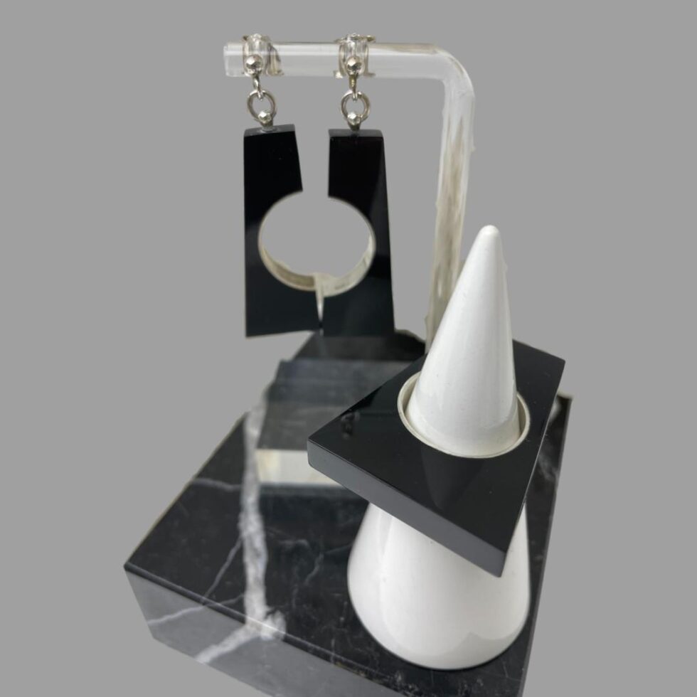 Another angle shot of the same set up as main photo this time from a slightly higher angle looking down.