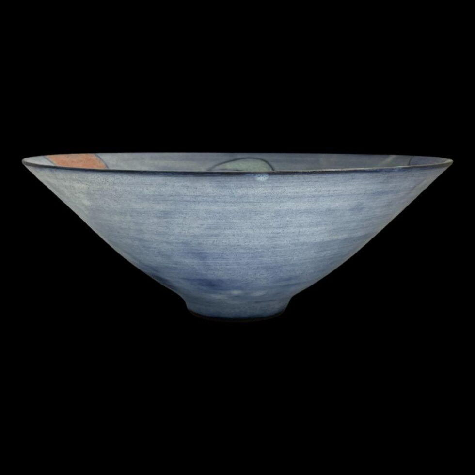 Photo of the bowl seen from an eye level. It has a wonderful aesthetic cone like shape with a wide top. The base, in comparison, is quite small.