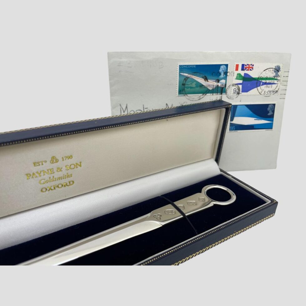 Close up photo of the handle tip and gilt lettering for Payne & Son on the inside lid. The hallmark can beat handle end. seen