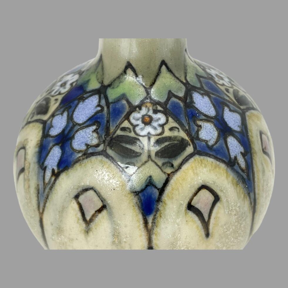 Close up photo of the decoration around the neck of the Ada Tosen vase.