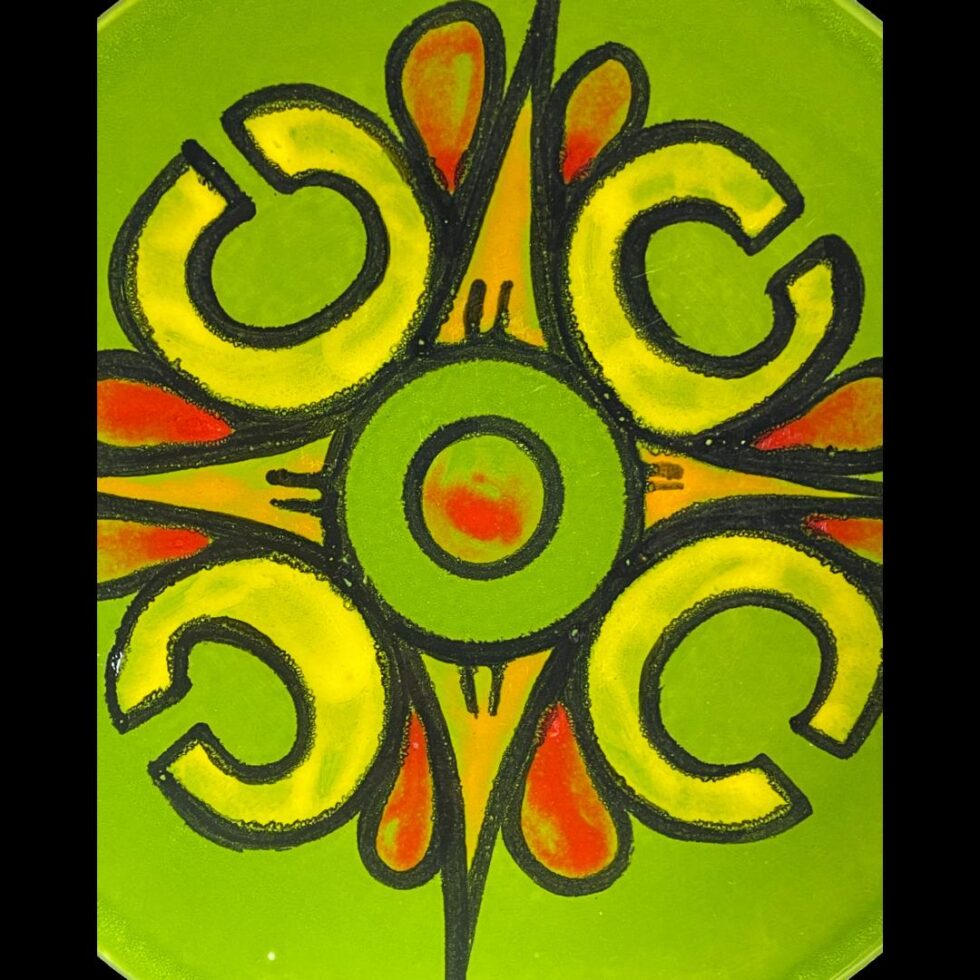 A close up photo of the design in the centre of the large Poole dish.