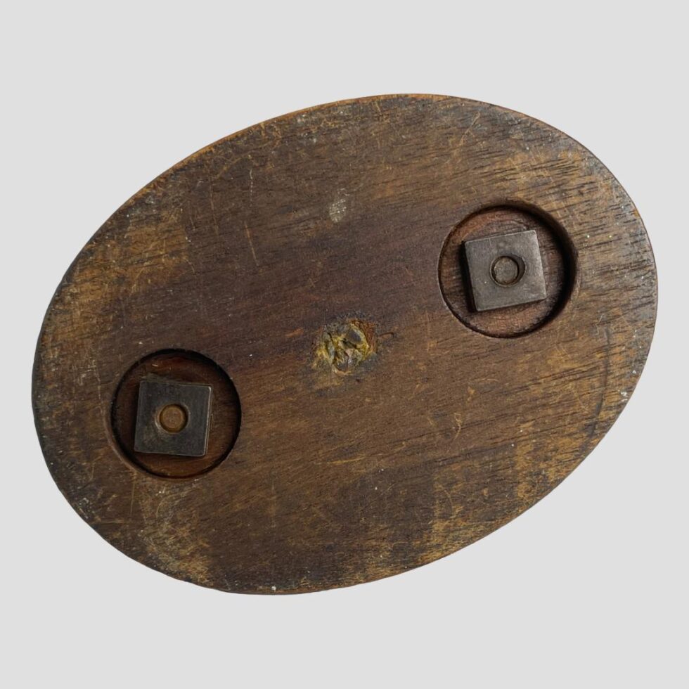 Photo of the base of the wooden base The bronze is secured in place with 2 square bolts