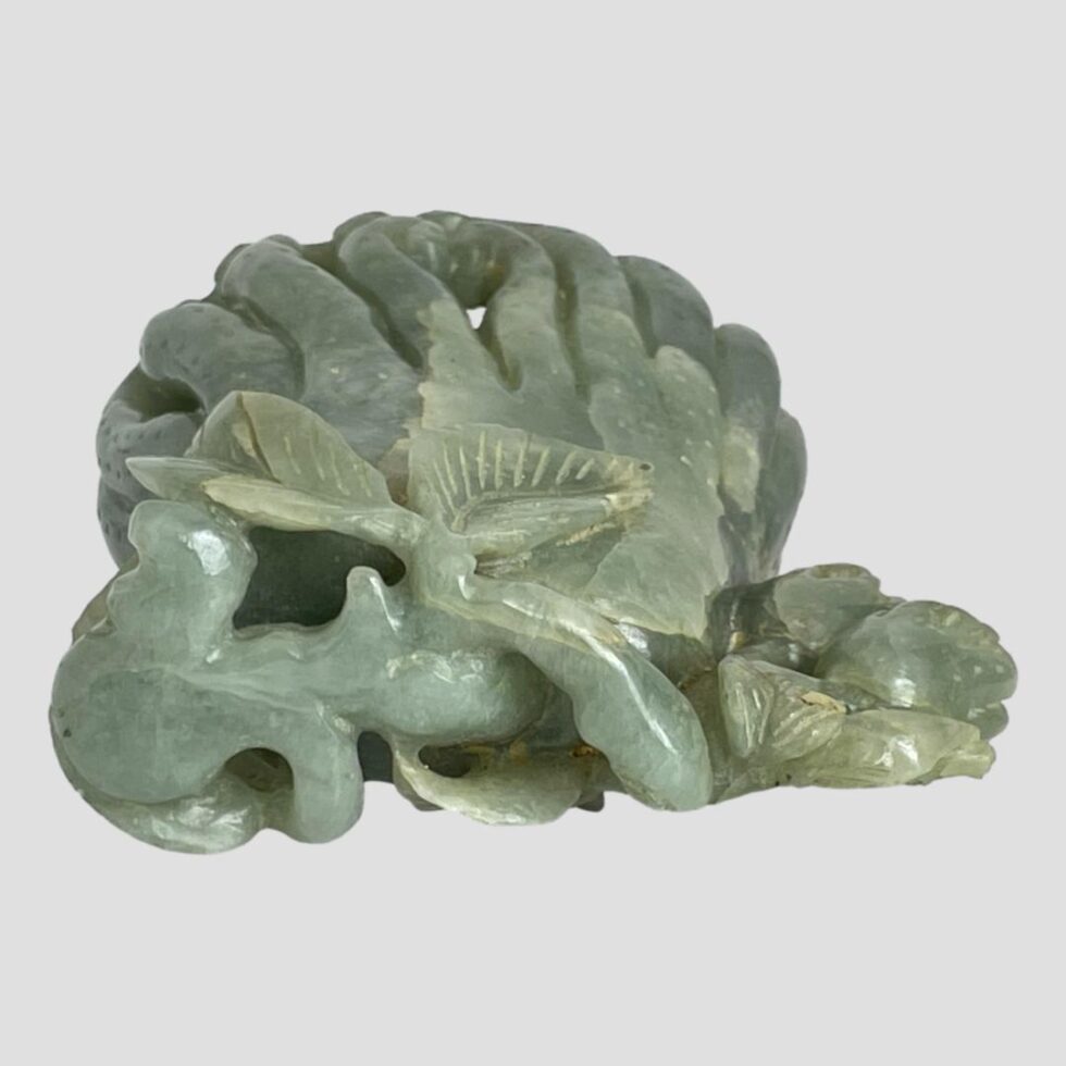 Photo of the base of the water pot.