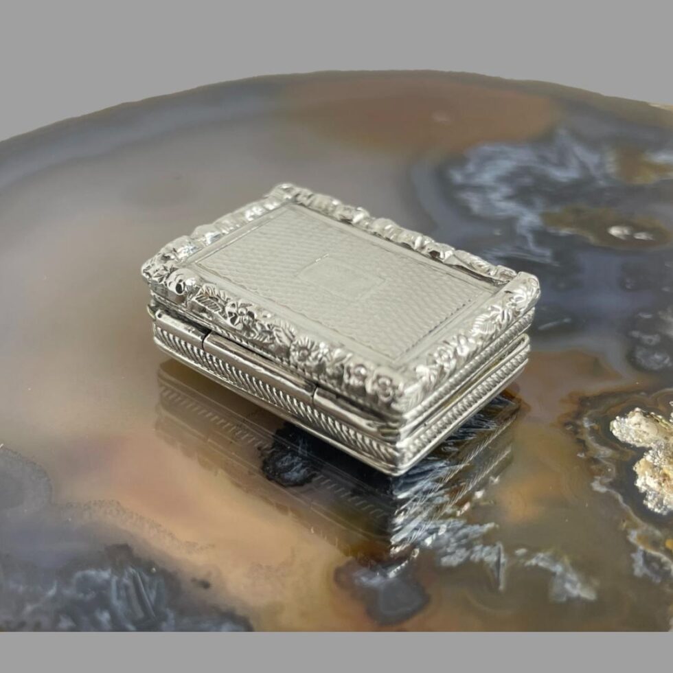 Photo of the vinaigrette showing the hinged back