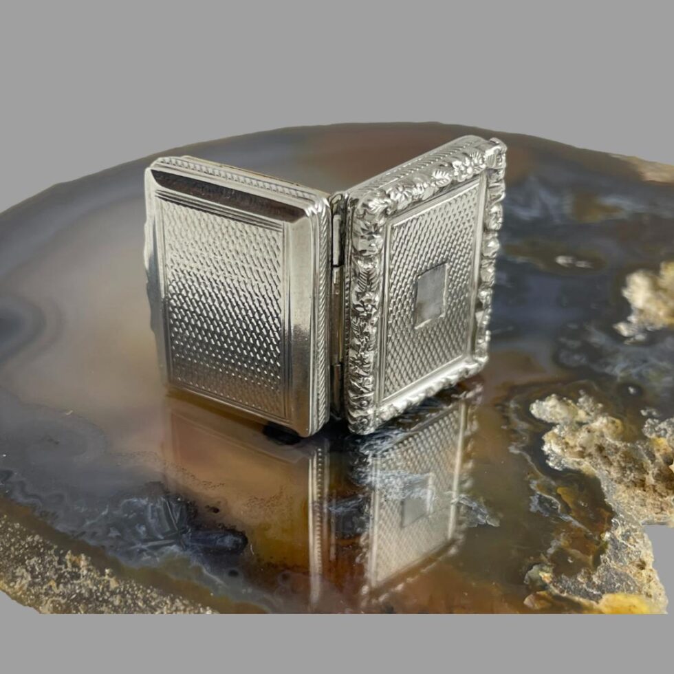 The vinaigrette displayed open and shown upright on its side showing both the top and the base of the case.