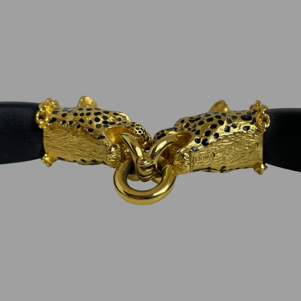 A close up of the back of the leopard heads on the bracelet with the 89 FM mark visible to the right. The door-knocker design is very clearly visible here.