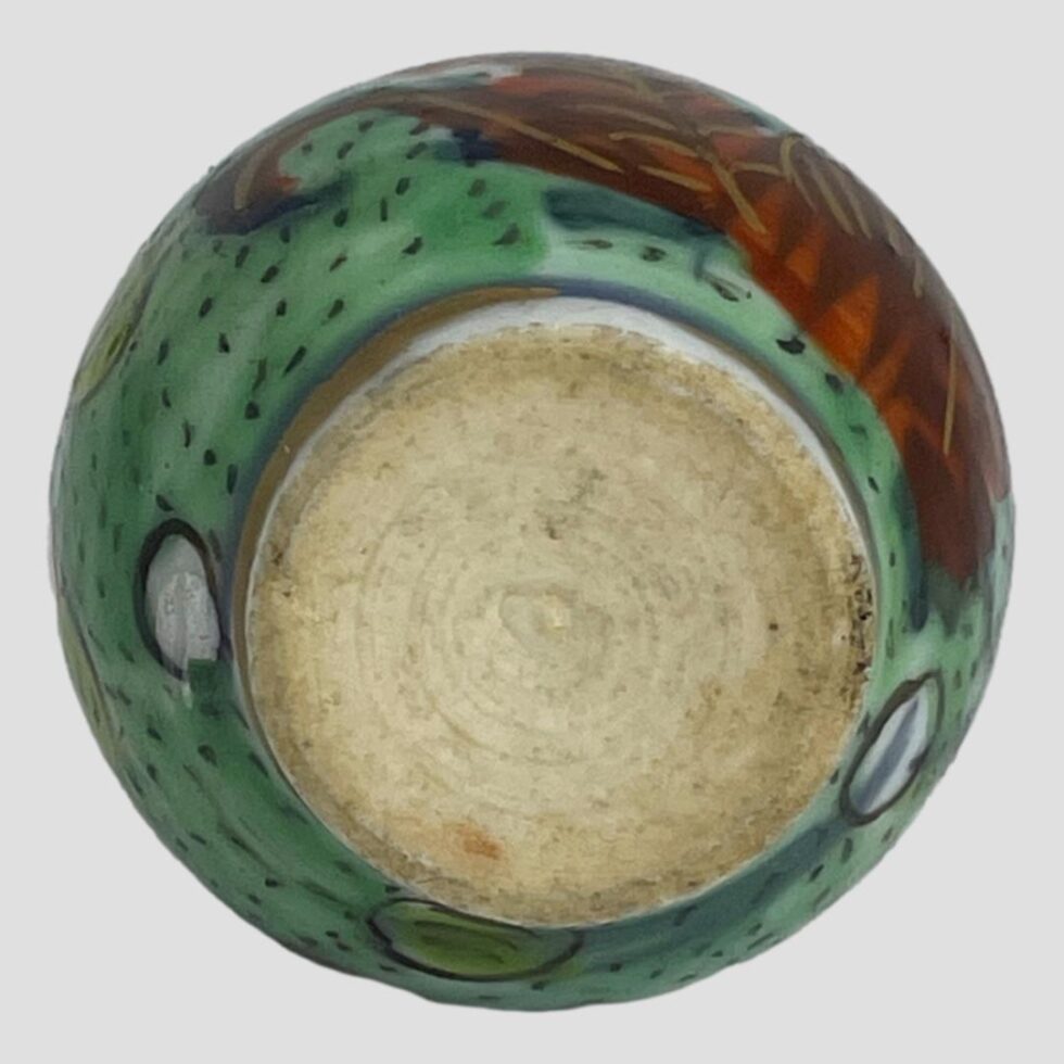 Photo of the base of the Kangxi miniature vase. There are no markings or enamelling on the base.