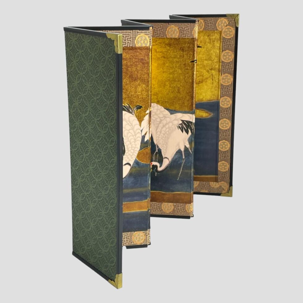 Photo of Kano Tanyü byõbu seen from a side angle. The front of the screen is facing left and the back of the end panel in green is visible on the left.