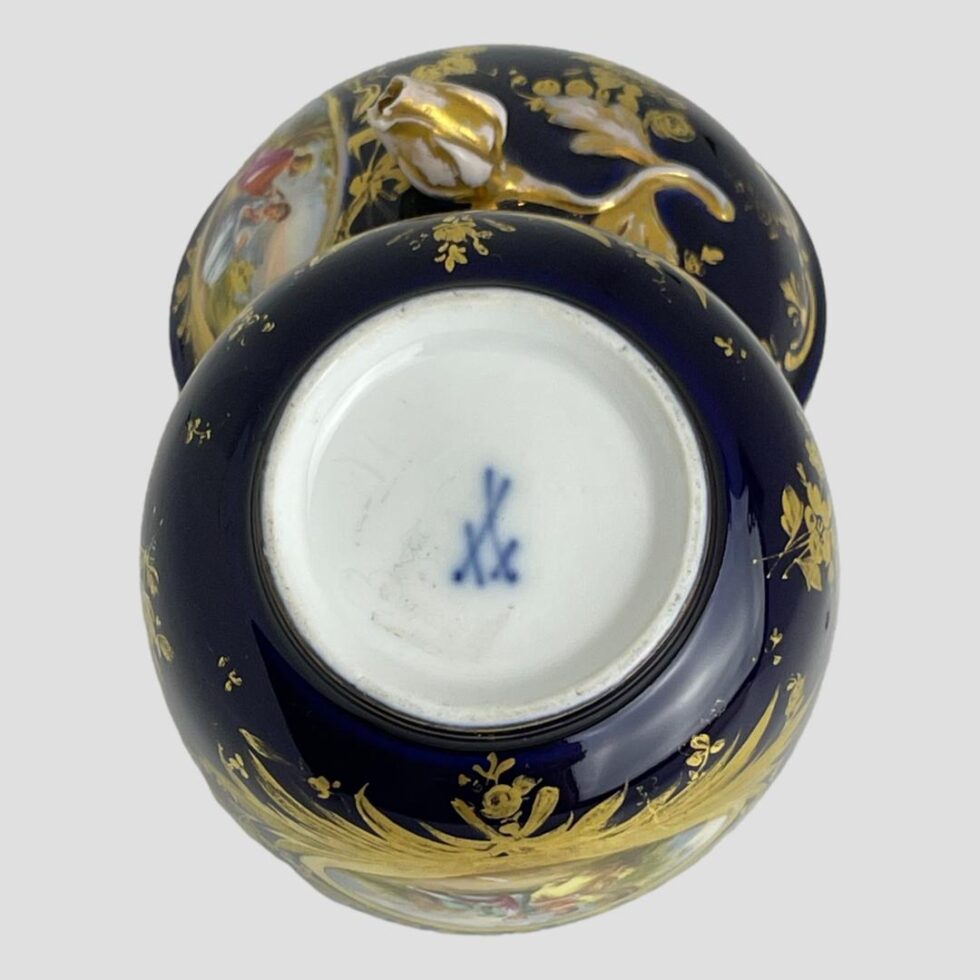 Photo of the base of the pot showing the Meissen