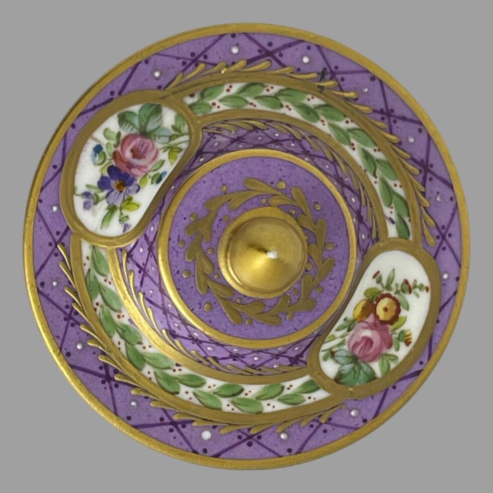 Photo looking straight down at the lid from above. The gilt wear at the very tip of the finial is visible as a small white dot only. The floral windows are both visible.