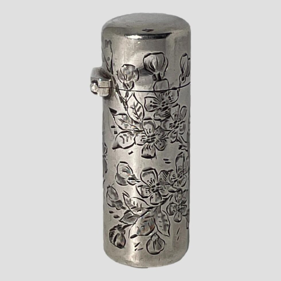 Photo of the remaining side of the scent bottle. This side just has blooming cherry blossoms. Very special to have a continuing picture with a different scene at each side.