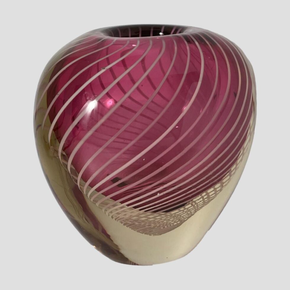 Photo of the zebra vase seen from an eye level and slightly turned to the right.