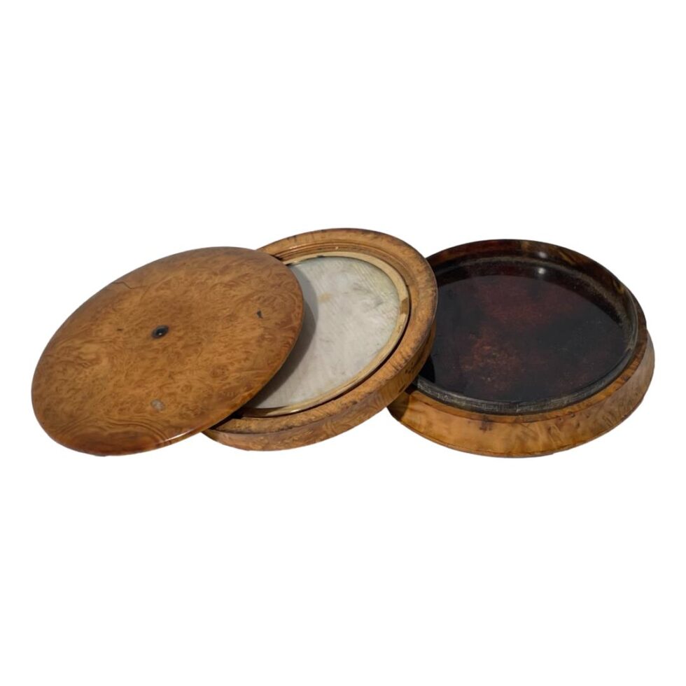 The compartment with the glass disc is now moved across to the left displayed the tortoiseshell like lining of the middle deepest compartment. The tortoiseshell like lining is to both sides of the compartment.