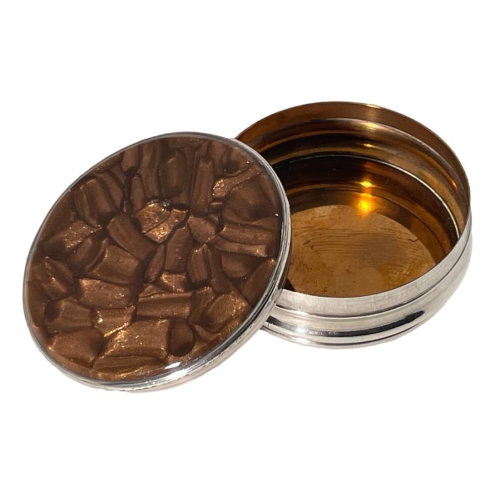 Photo of the lid again shown removed and leaning to the left of the pot base.