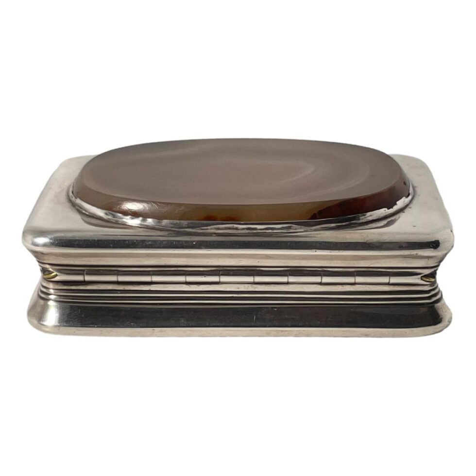 Photo of the back of the table snuffbox Seen almost from an eye level. The wider front side is in the foreground.