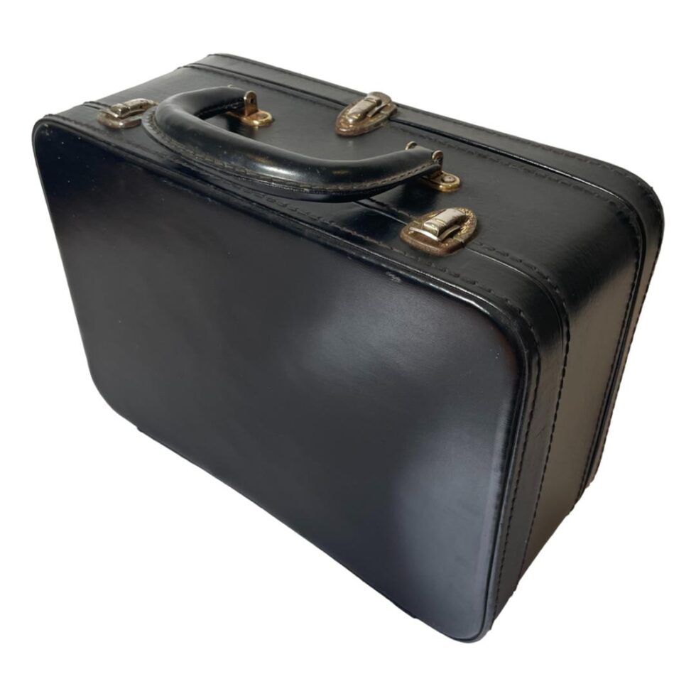Photo of the case shown closed and upright with the handle at the top. Ready to go!