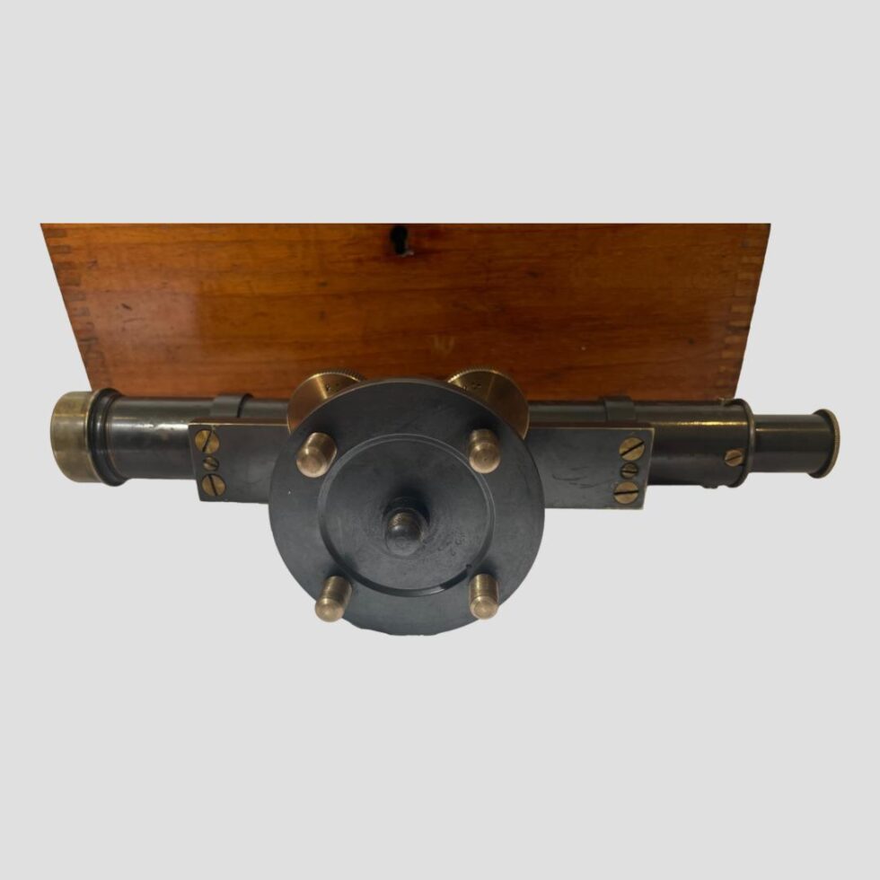 Photo showing the base of the Stanley level which has central disc section with bolt like feet (4 brass and one iron at centre of disc)