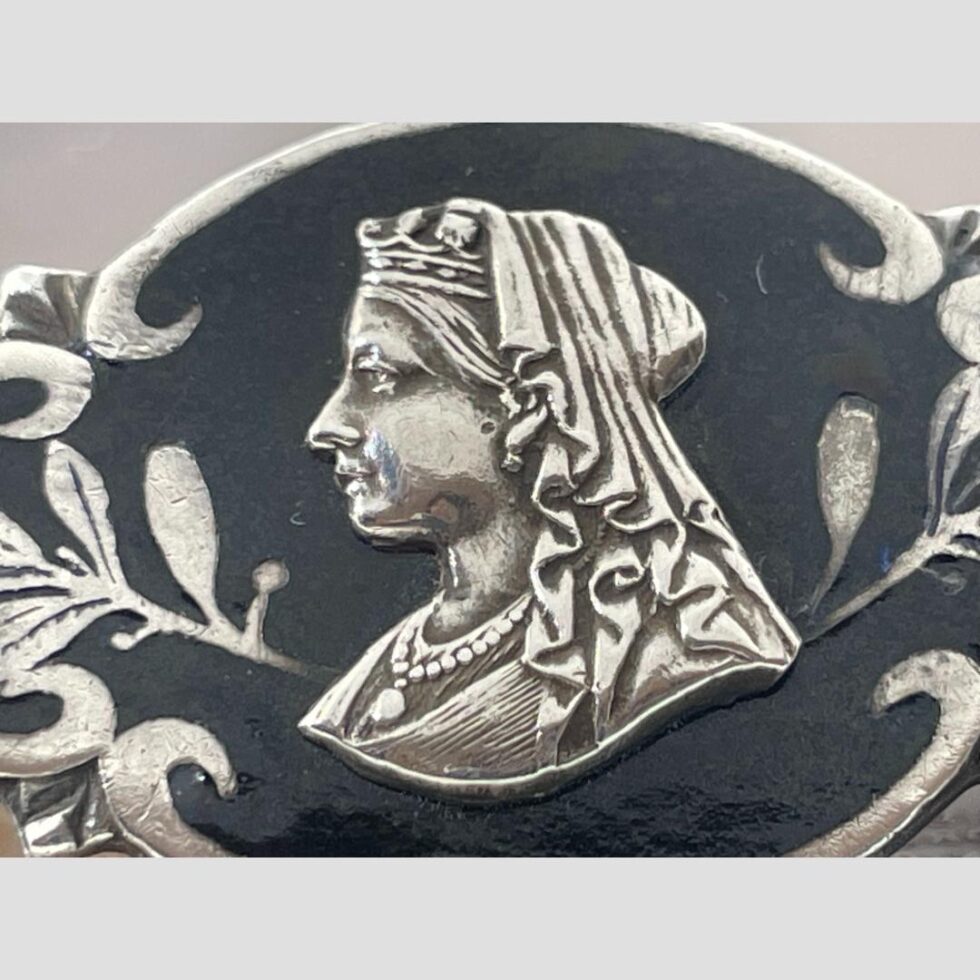 Close up photo of Queen Victoria in profile at the centre of the brooch.